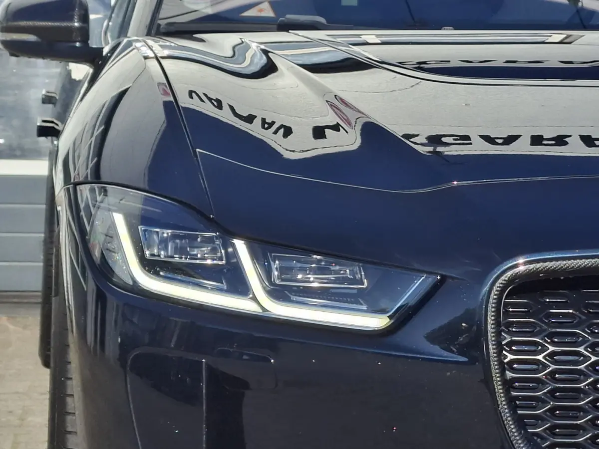 EV400 First Edition 90 kWh | SoH 89,9% | Navigatie/Android/Apple Carplay | LM Velgen 22" | Panoramadak | Voorstoelen/Stuur/Achterbank Verwarmd | Luchtvering | Cruise Control Adaptief |