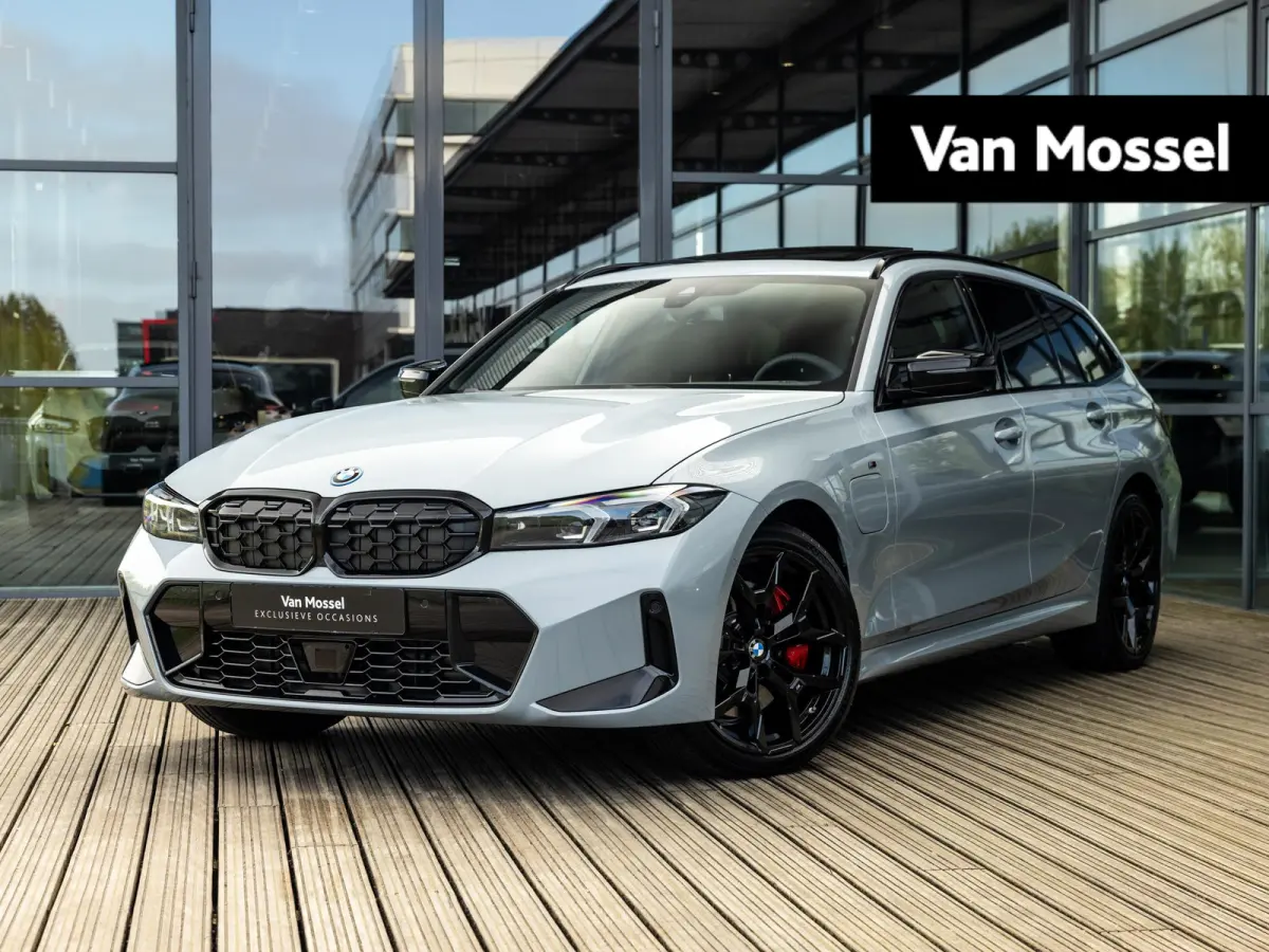 330e | DIRECT BESCHIKBAAR | NW MODEL | M-SPORT | HARMAN KARDON | 19 INCH JET BLACK | BROOKLYN GRAU | SHADOWLINE | PANORAMA/SCHUIF-KANTELDAK | COMFORT ACCES | DRIVING ASSISTANT | ADAPTIEVE CR
