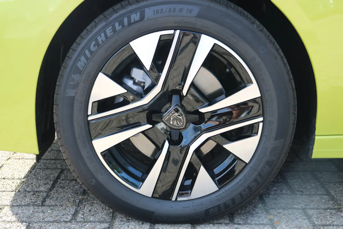 Allure | Elektrische parkeerrem | Extra getinte achterste zijruiten en achterruit | Extra getinte achterste zijruiten en achterruit
