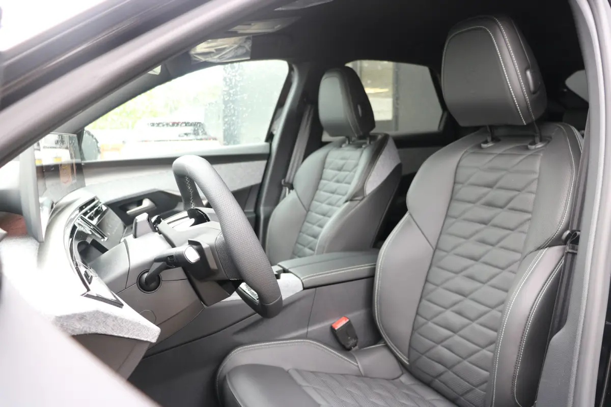 GT Exclusive | Adaptieve cruise control met Stop&Go functie | Elektrische parkeerrem | Extra getinte achterste zijruiten en achterruit