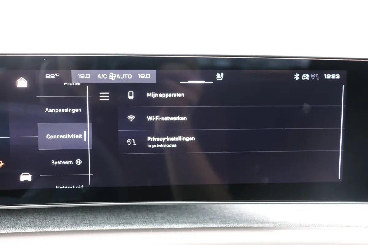 GT Exclusive | Adaptieve cruise control met Stop&Go functie | Elektrische parkeerrem | Extra getinte achterste zijruiten en achterruit