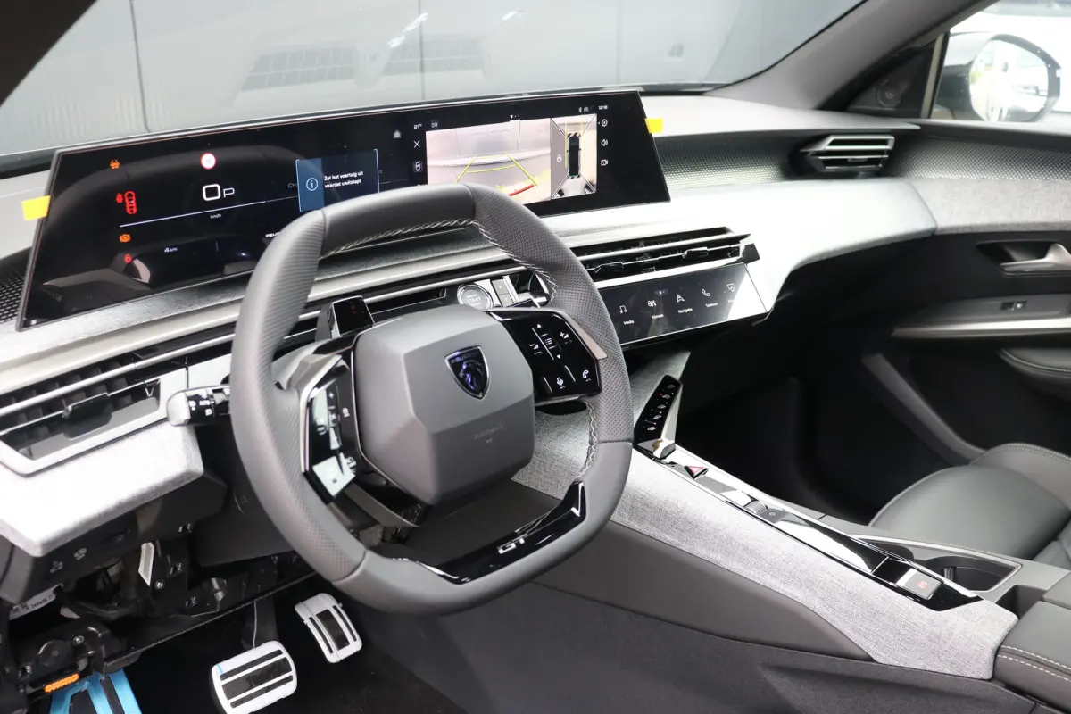GT Exclusive | Adaptieve cruise control met Stop&Go functie | Elektrische parkeerrem | Extra getinte achterste zijruiten en achterruit