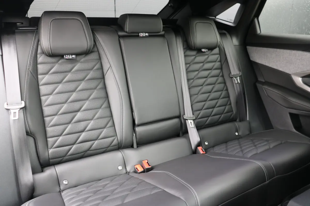 GT Exclusive | Adaptieve cruise control met Stop&Go functie | Elektrische parkeerrem | Extra getinte achterste zijruiten en achterruit
