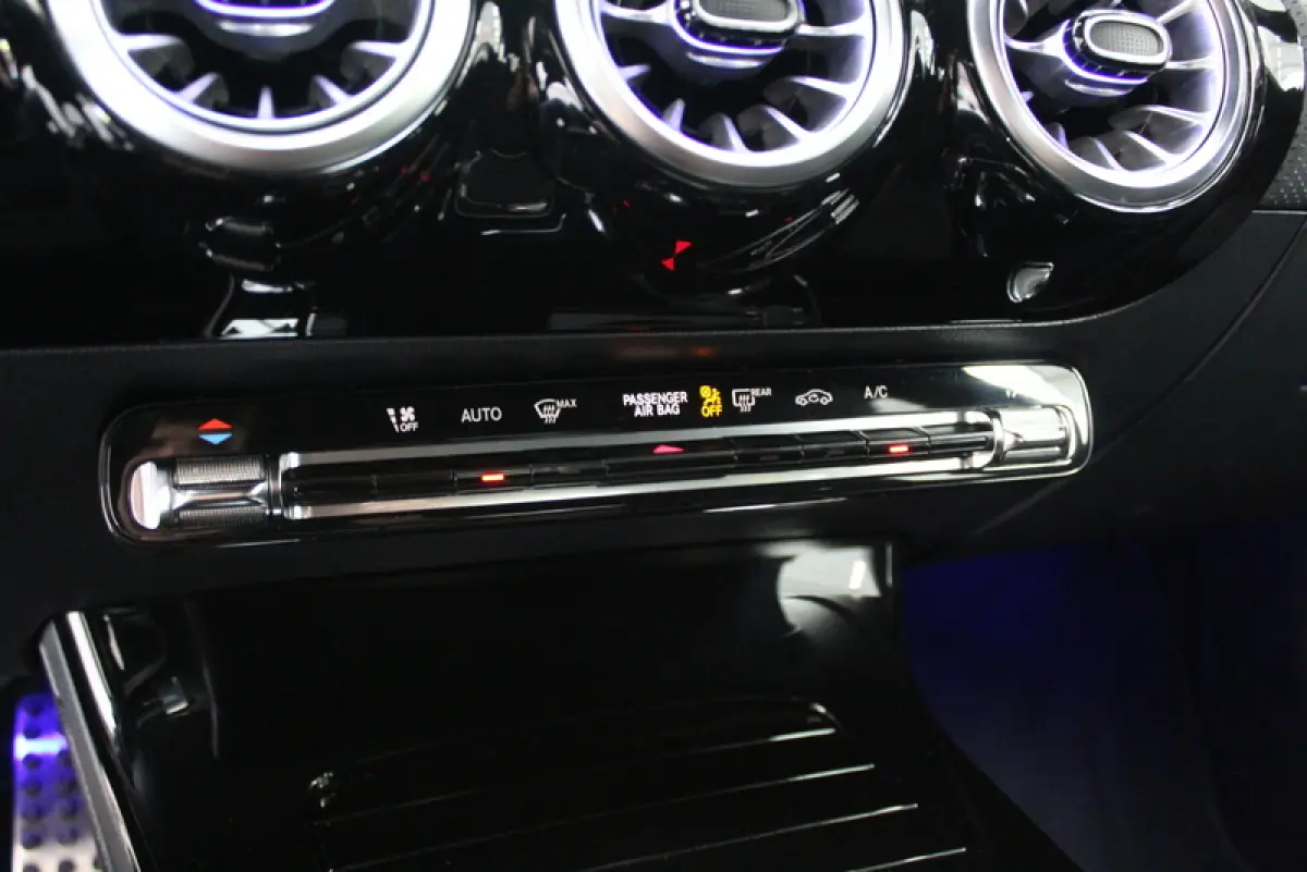 180 AMG Line 136PK, SFEERVERLICHTING | STUUR/STOELVERWARMING | MBUX | LED