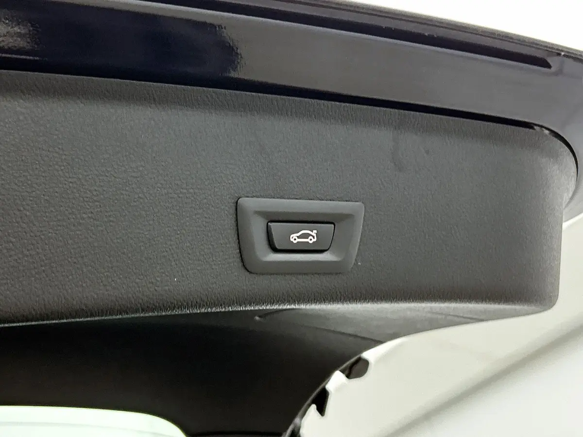 xDrive20i Executive | AUTOMAAT | TREKHAAK | M-PAKKET | NAVIGATIE | ACHTERUITRIJCAMERA | SPORTSTOELEN | TREKHAAK | ELEKTRISCHE ACHTERKLEP | CLIMATE CONTROL | CRUISE CONTROL | BI-XENON KOPLAMP