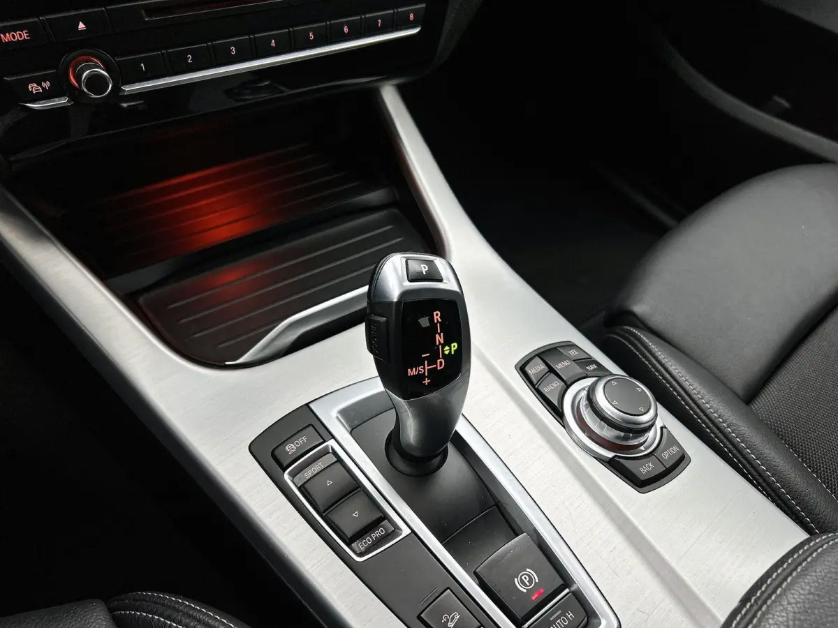 xDrive20i Executive | AUTOMAAT | TREKHAAK | M-PAKKET | NAVIGATIE | ACHTERUITRIJCAMERA | SPORTSTOELEN | TREKHAAK | ELEKTRISCHE ACHTERKLEP | CLIMATE CONTROL | CRUISE CONTROL | BI-XENON KOPLAMP