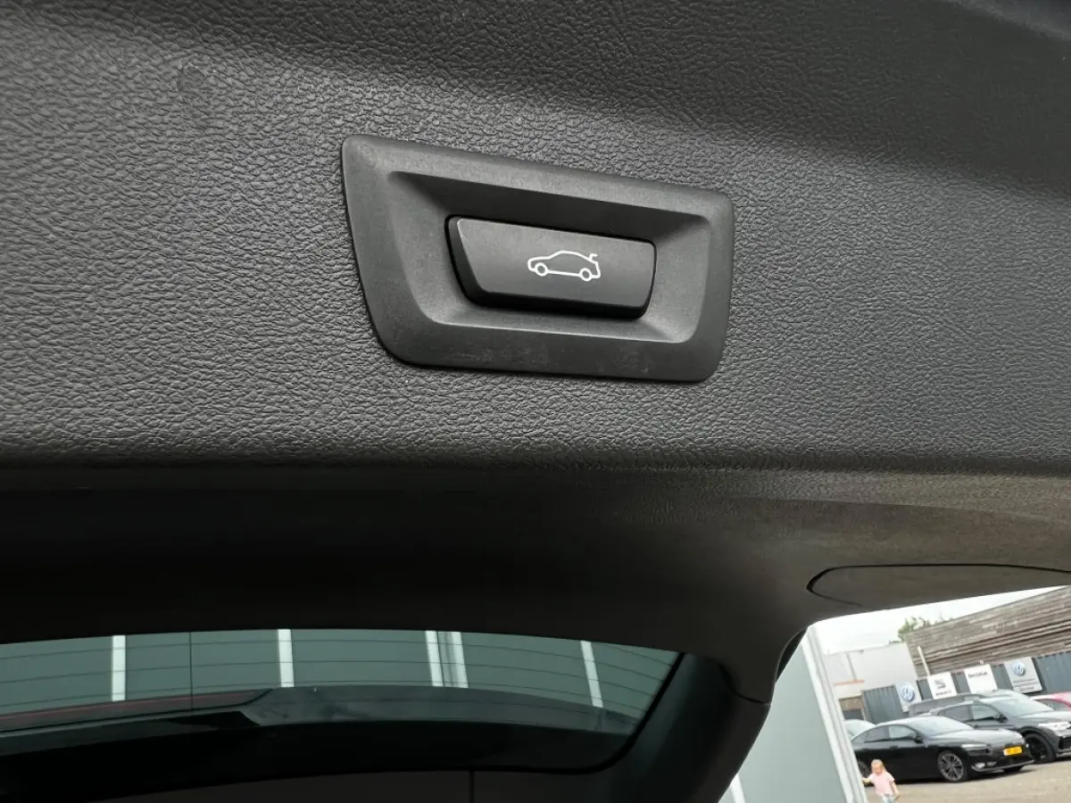xDrive30e M-Sport | ACC | Camera | Leer | Sportstoelen | Navi