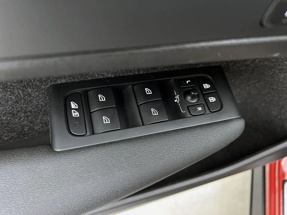 T5 Plus Bright | HARMAN KARDON | ACHTERUITRIJCAMERA | STOELVERWARMING | STUURVERWARMING | NAVIGATIE | CLIMATE CONTROL | DAB RADIO | RIJSTROOKHULP | LICHTMETALEN VELGEN |