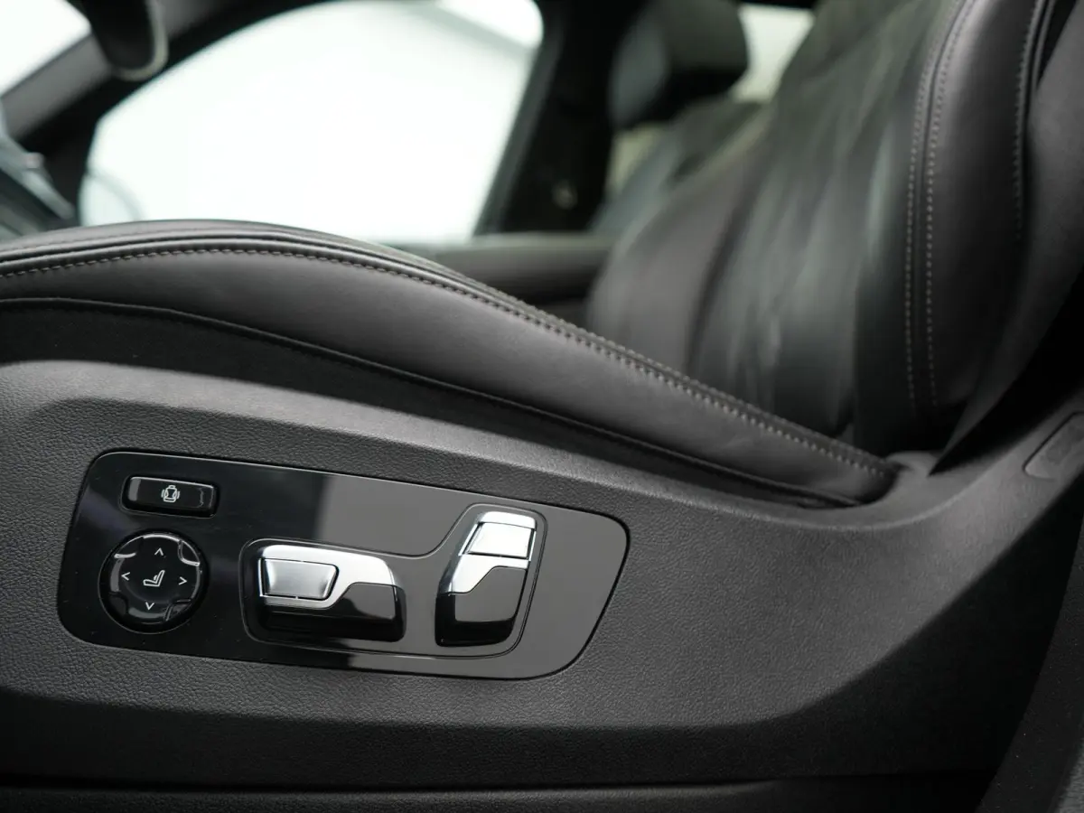 xDrive50e High Executive PHEV 490pk Dealer O.H. | Panodak Sky Lounge | M Sport | Luchtvering | Head Up | 360 Camera | Harman / Kardon | Nappa Lederen Comfortstoelen Memory & Verwarmd | Carbo