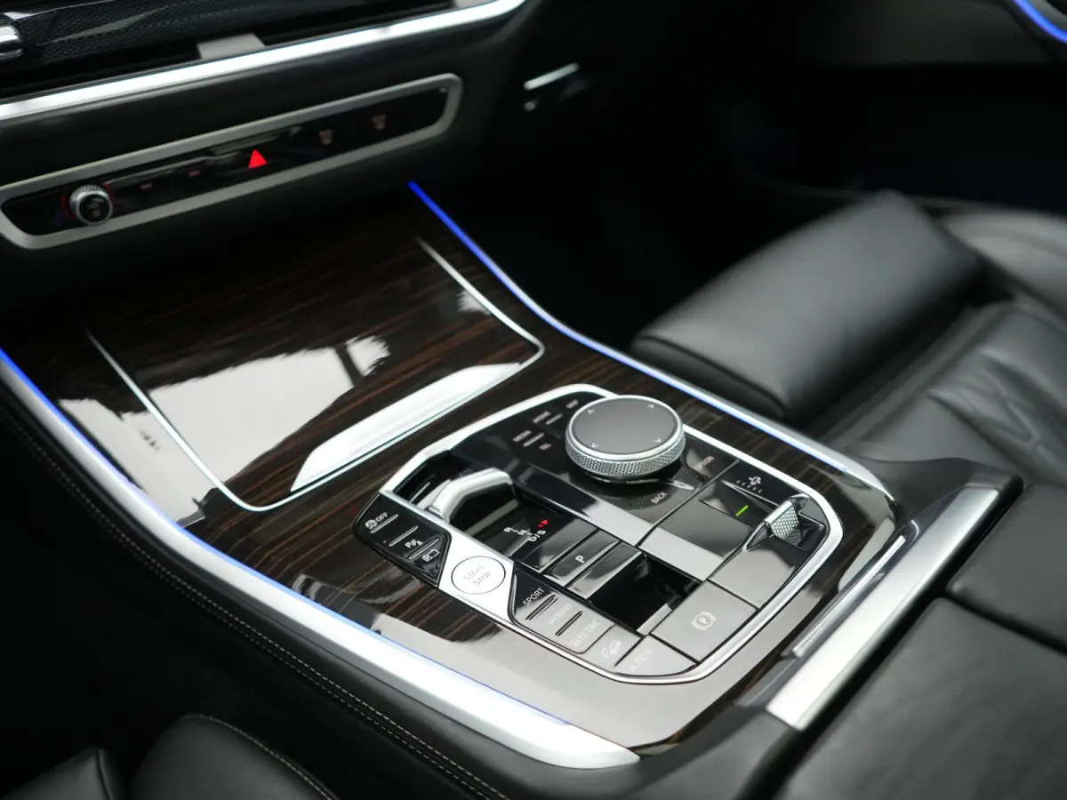 xDrive50e High Executive PHEV 490pk Dealer O.H. | Panodak Sky Lounge | M Sport | Luchtvering | Head Up | 360 Camera | Harman / Kardon | Nappa Lederen Comfortstoelen Memory & Verwarmd | Carbo