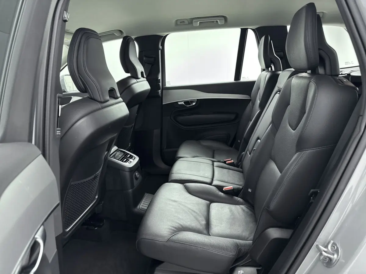 2.0 T8 Recharge AWD Core Bright | Trekhaak | BLIS | PDC V+A en Camera | Lederen bekleding | Stoel + Stuurverwarming |