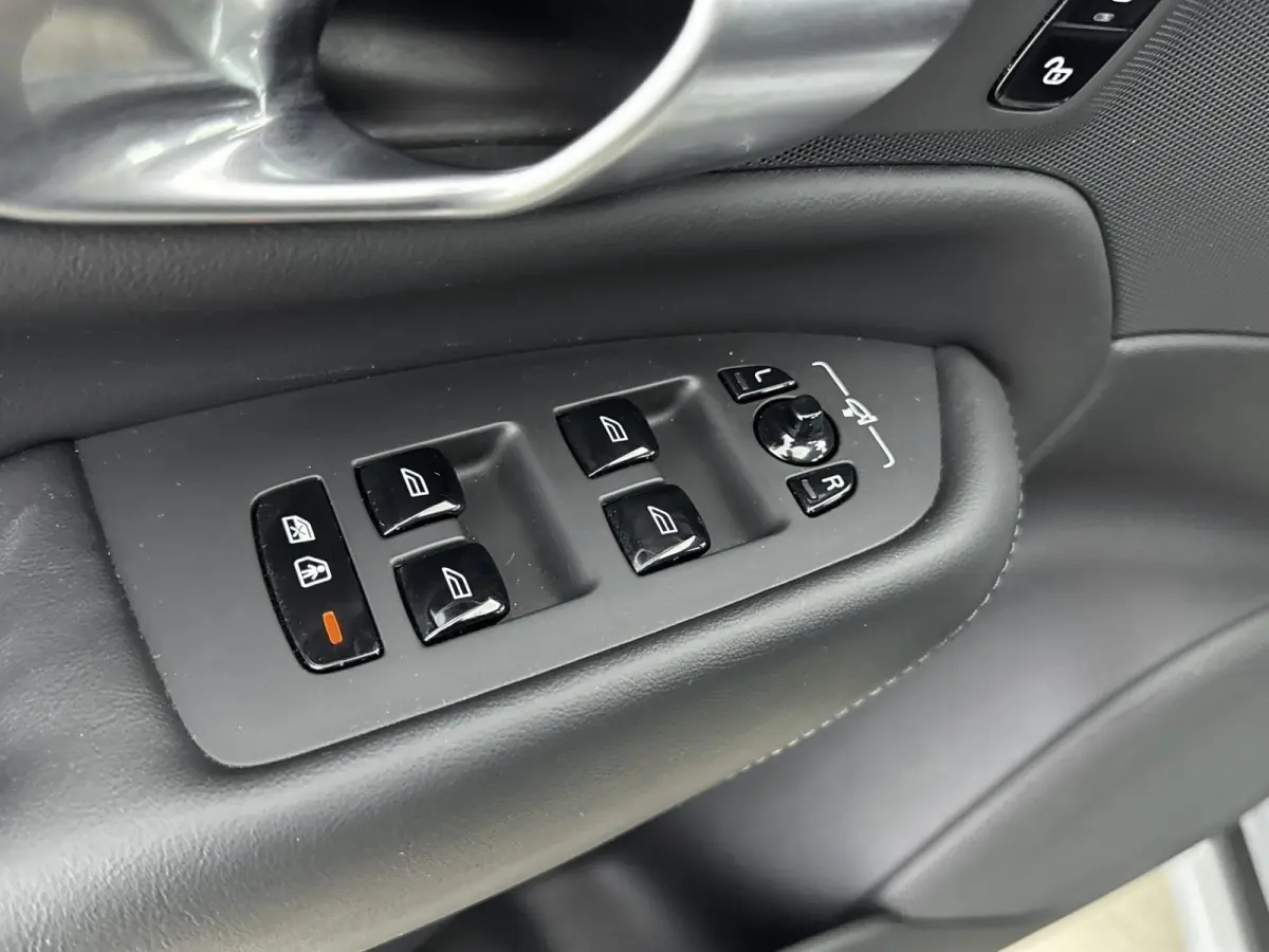 2.0 T8 Recharge AWD Core Bright | Trekhaak | BLIS | PDC V+A en Camera | Lederen bekleding | Stoel + Stuurverwarming |
