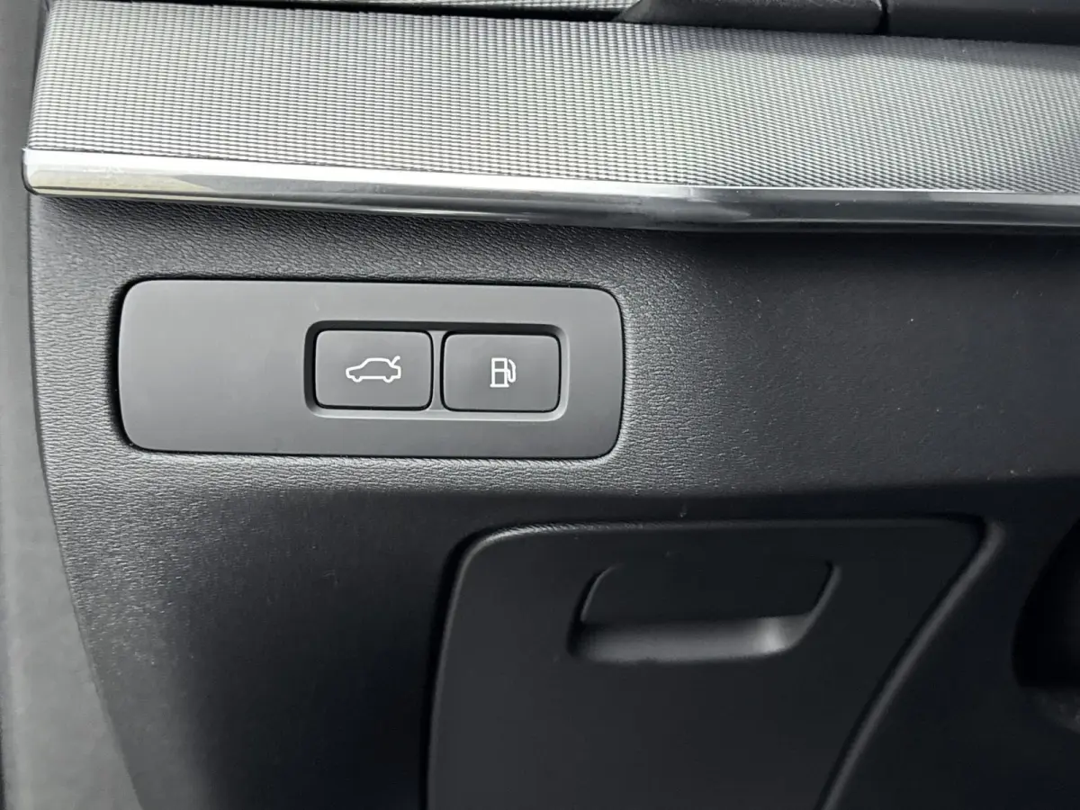 2.0 T8 Recharge AWD Core Bright | Trekhaak | BLIS | PDC V+A en Camera | Lederen bekleding | Stoel + Stuurverwarming |