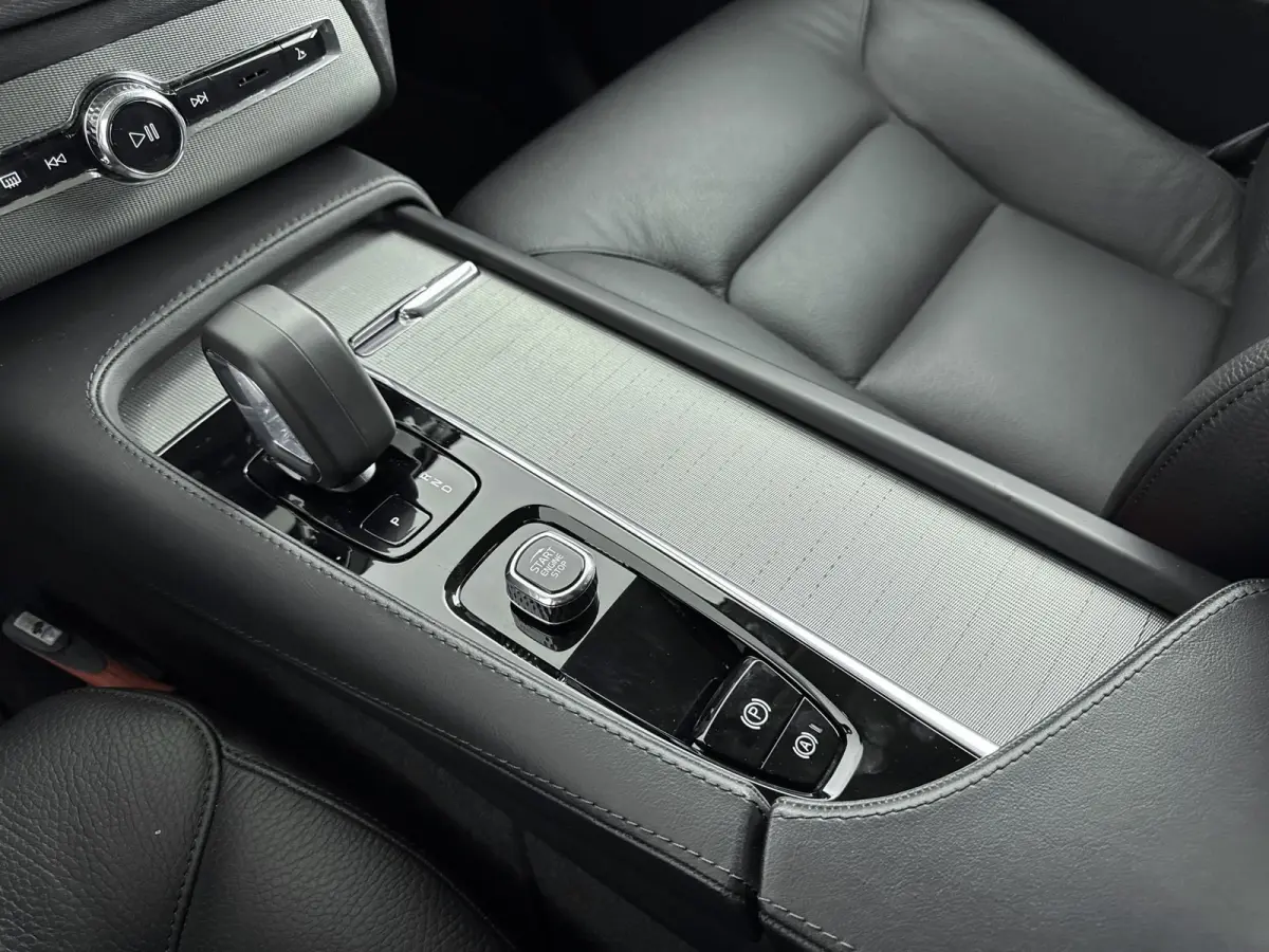 2.0 T8 Recharge AWD Core Bright | Trekhaak | BLIS | PDC V+A en Camera | Lederen bekleding | Stoel + Stuurverwarming |