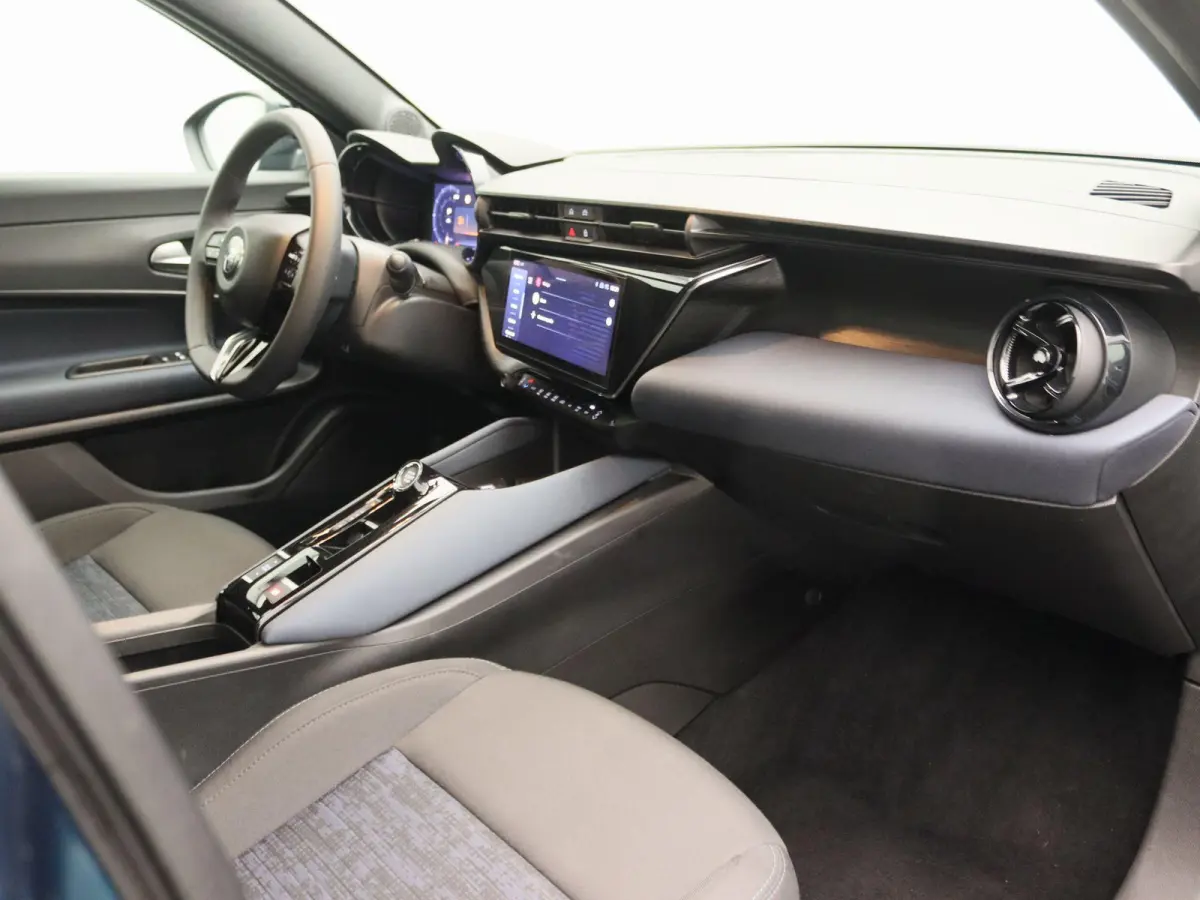 Elettrica 54 kWh | Apple Carplay/Android Auto | Climate control | 18" Lichtmetalen velgen | Parkeersensoren