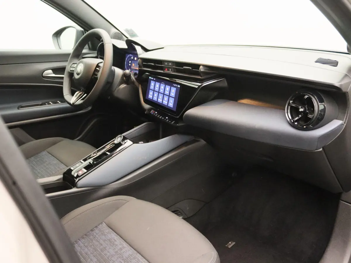 Elettrica 54 kWh | Apple Carplay/Android Auto | Climate control | 18" Lichtmetalen velgen | Parkeersensoren