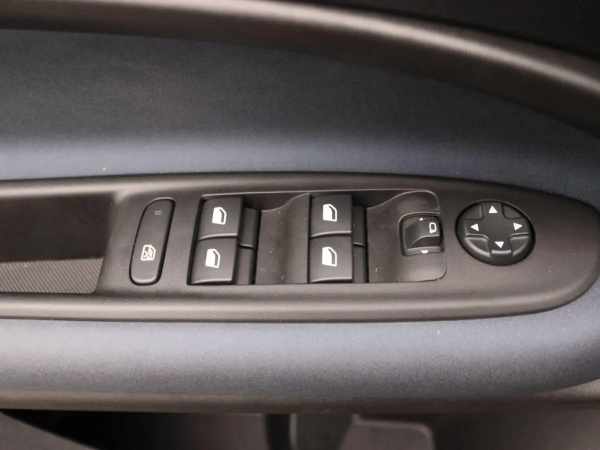 Elettrica 54 kWh | Apple Carplay/Android Auto | Climate control | 18" Lichtmetalen velgen | Parkeersensoren