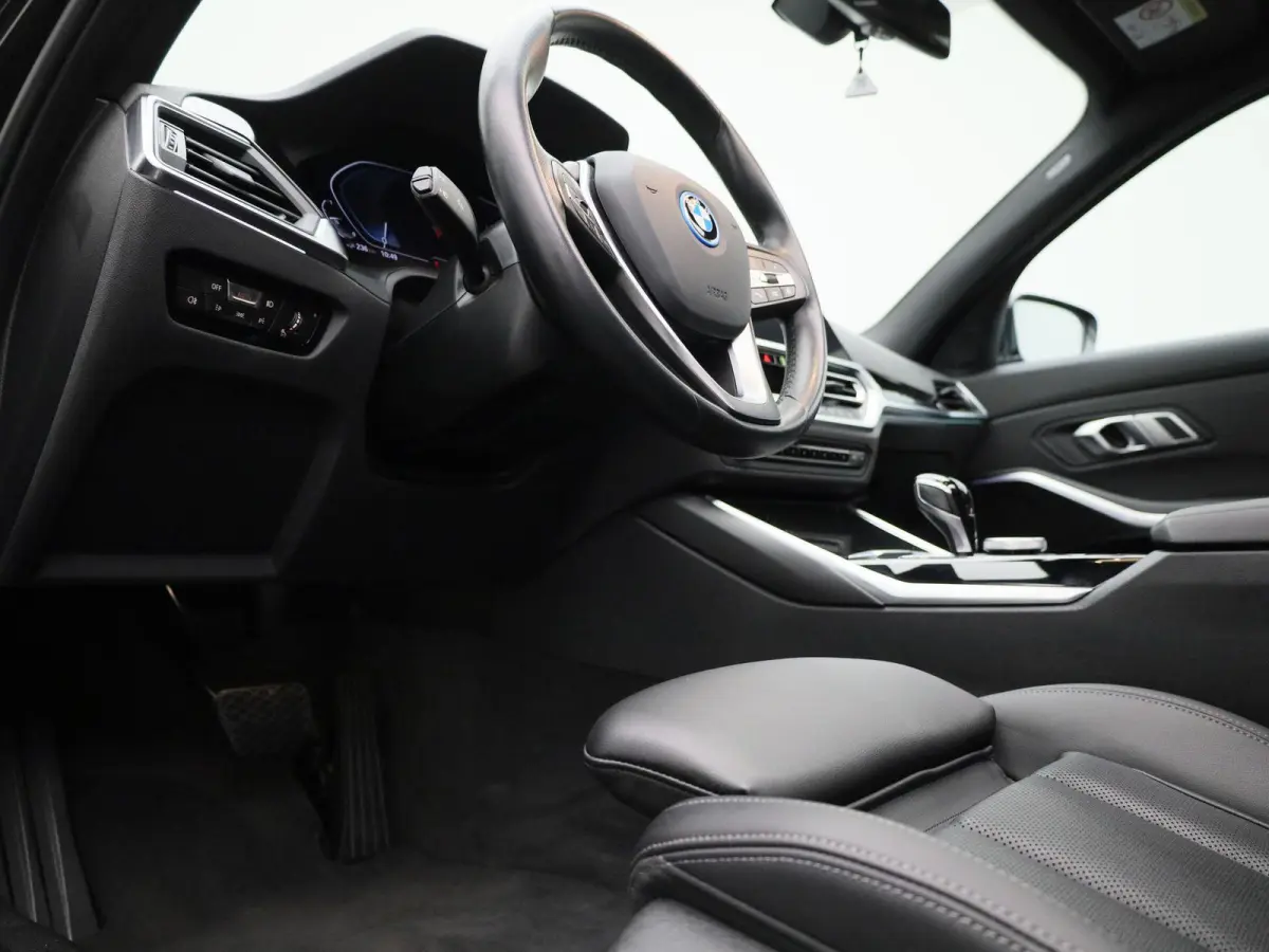 320e Business Edition Plus | Automaat | LMV | Navigatie | Schuifdak | Stoel verwarming | Virtual cockpit | Leder | Parkeer sensoren | Elec. achterklep | Virtual cockpit | Camera | Climate co