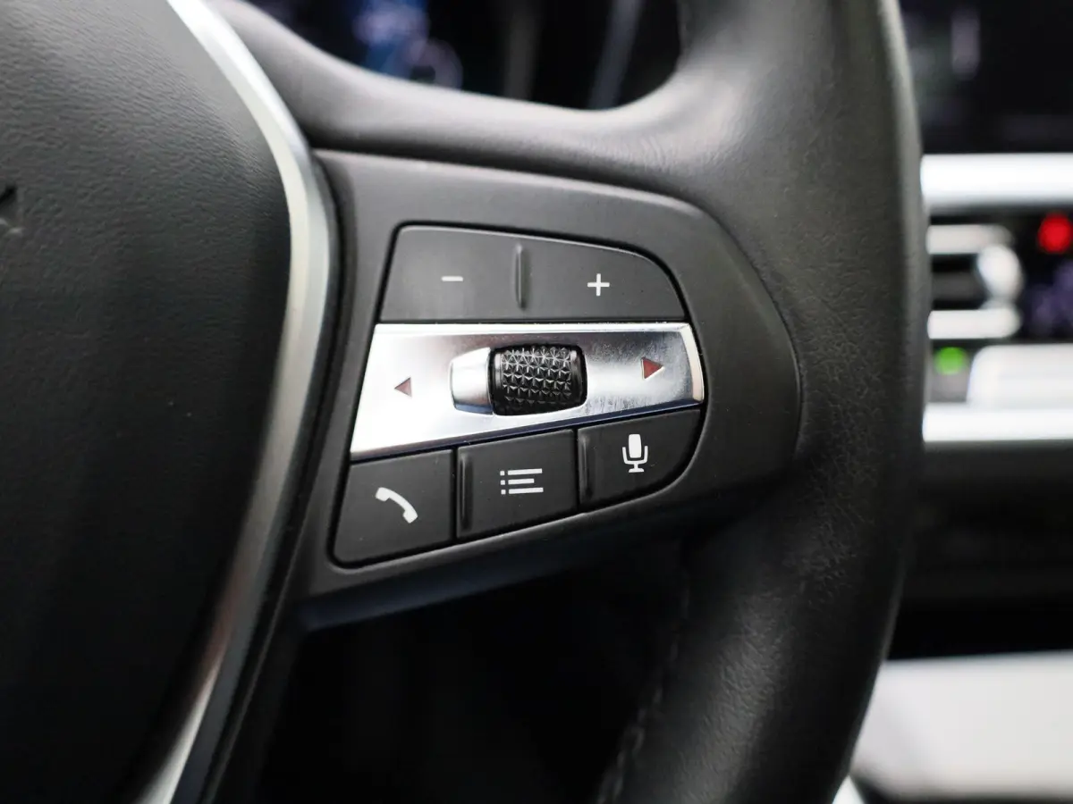 320e Business Edition Plus | Automaat | LMV | Navigatie | Schuifdak | Stoel verwarming | Virtual cockpit | Leder | Parkeer sensoren | Elec. achterklep | Virtual cockpit | Camera | Climate co