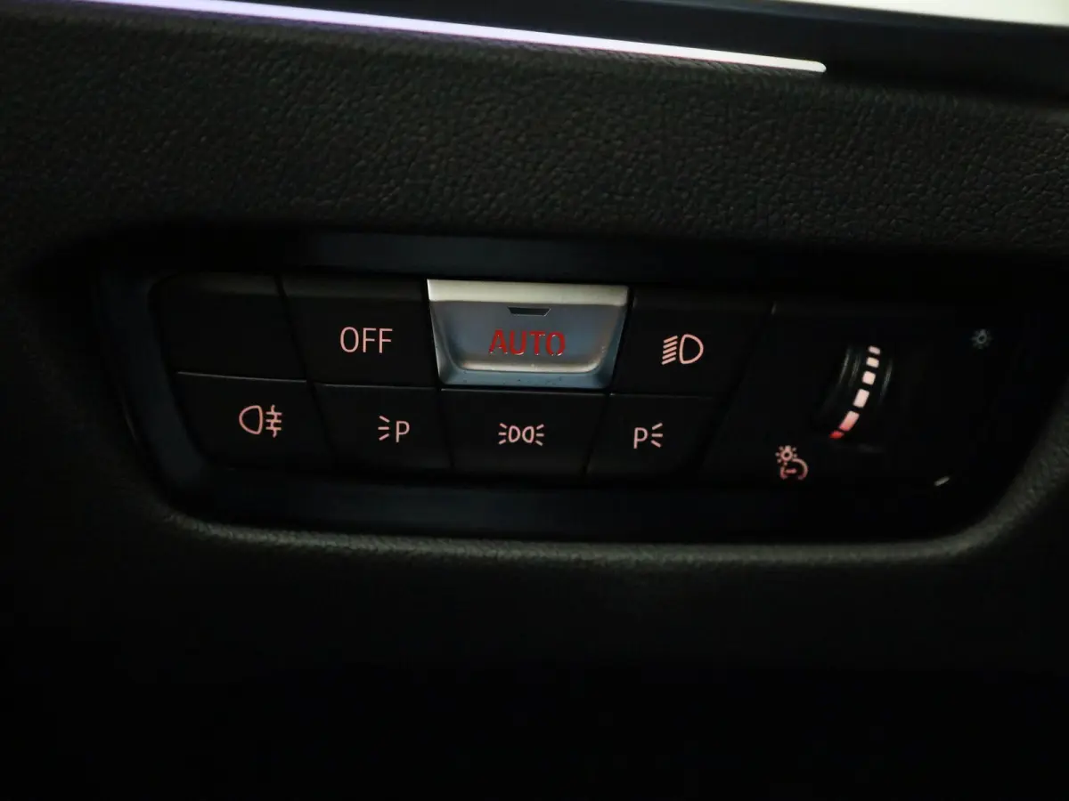 320e Business Edition Plus | Automaat | LMV | Navigatie | Schuifdak | Stoel verwarming | Virtual cockpit | Leder | Parkeer sensoren | Elec. achterklep | Virtual cockpit | Camera | Climate co