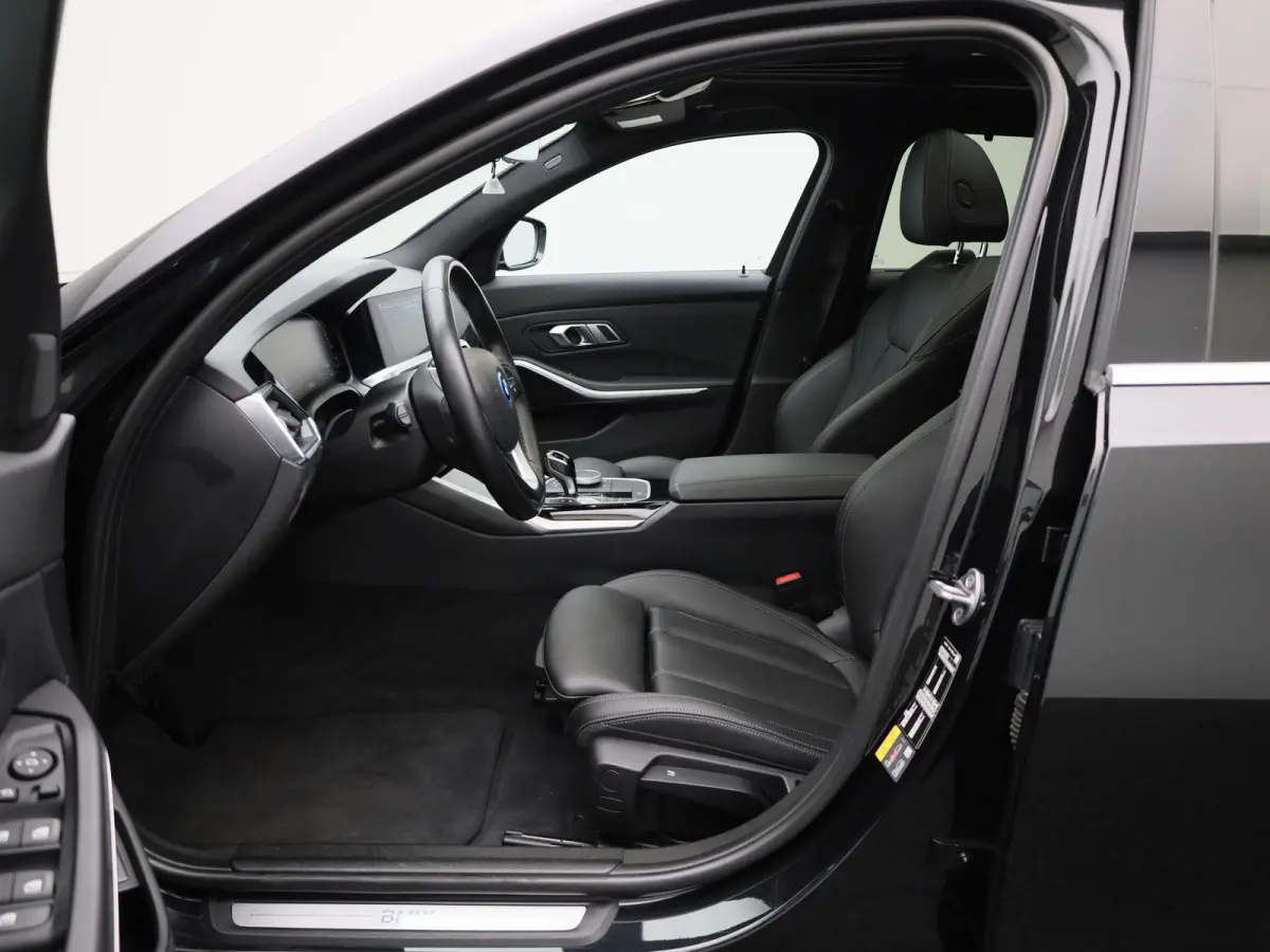 320e Business Edition Plus | Automaat | LMV | Navigatie | Schuifdak | Stoel verwarming | Virtual cockpit | Leder | Parkeer sensoren | Elec. achterklep | Virtual cockpit | Camera | Climate co