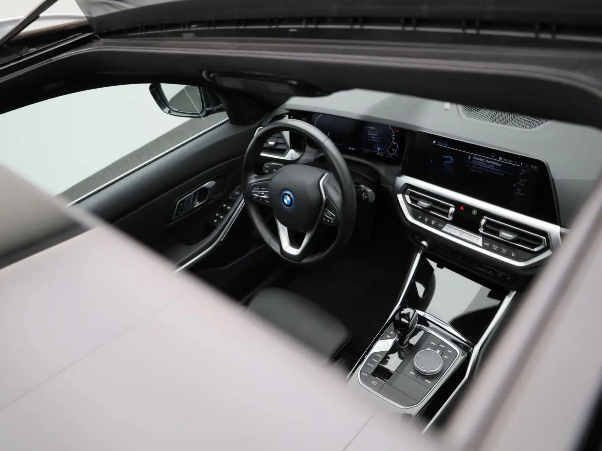 320e Business Edition Plus | Automaat | LMV | Navigatie | Schuifdak | Stoel verwarming | Virtual cockpit | Leder | Parkeer sensoren | Elec. achterklep | Virtual cockpit | Camera | Climate co