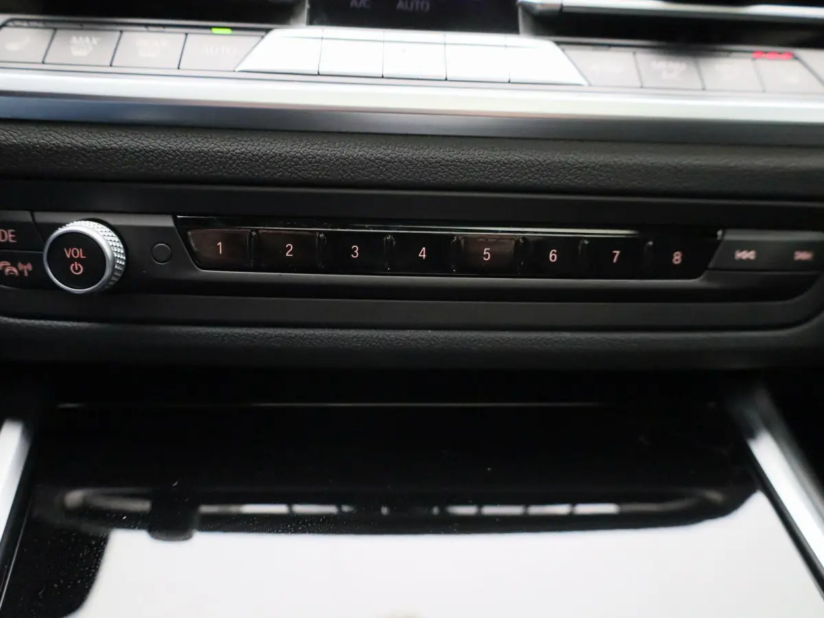 320e Business Edition Plus | Automaat | LMV | Navigatie | Schuifdak | Stoel verwarming | Virtual cockpit | Leder | Parkeer sensoren | Elec. achterklep | Virtual cockpit | Camera | Climate co