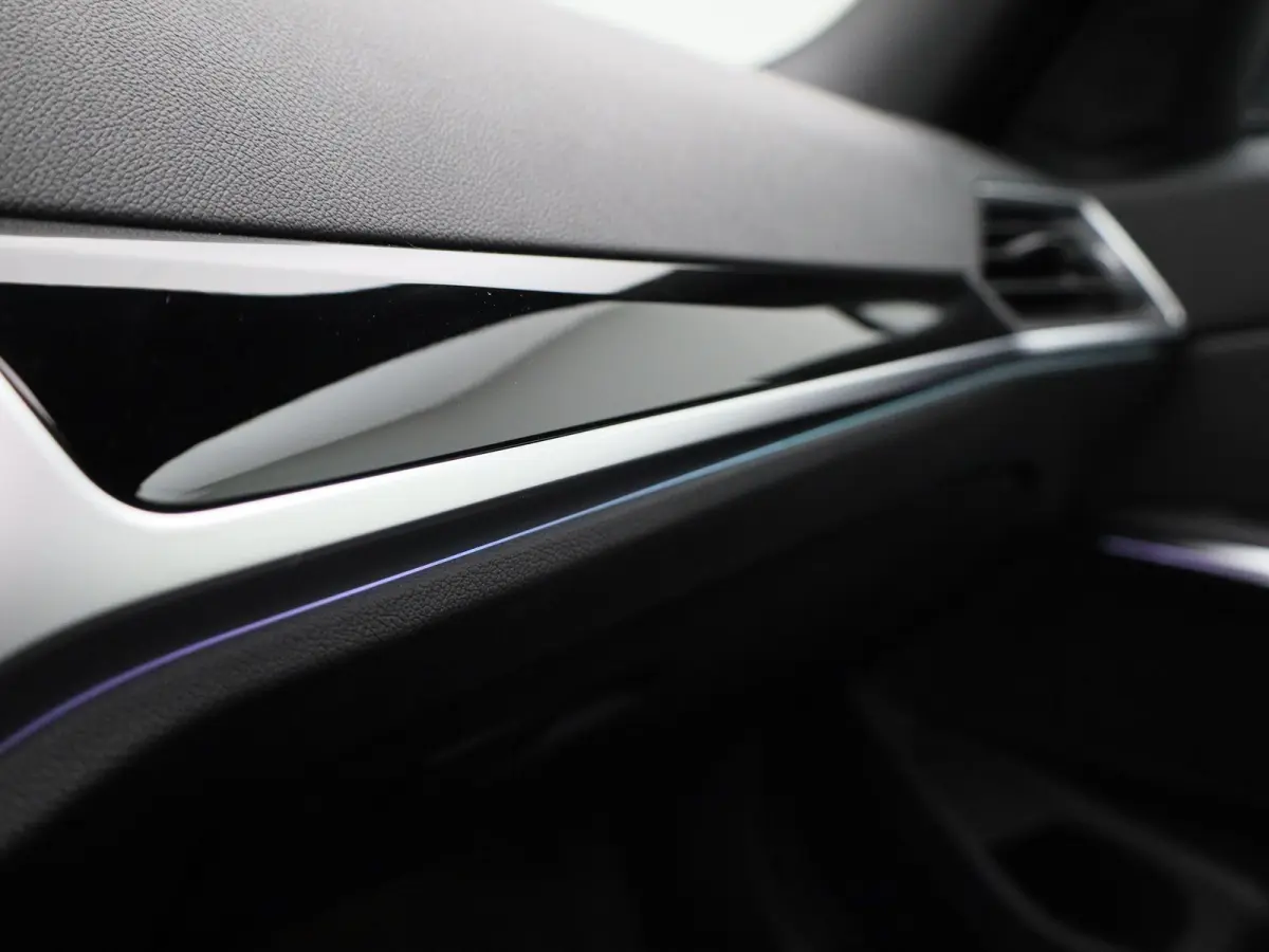 320e Business Edition Plus | Automaat | LMV | Navigatie | Schuifdak | Stoel verwarming | Virtual cockpit | Leder | Parkeer sensoren | Elec. achterklep | Virtual cockpit | Camera | Climate co