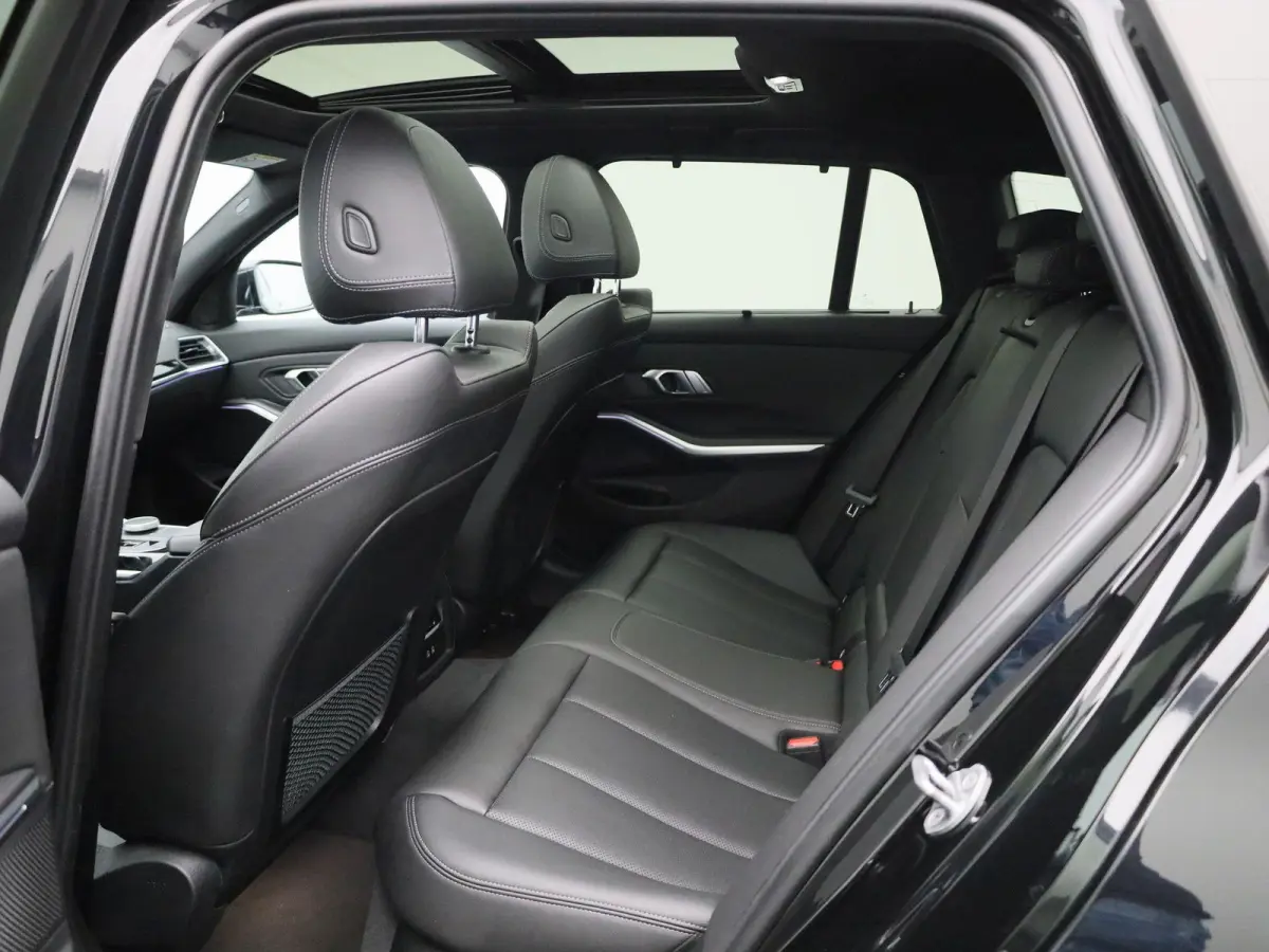320e Business Edition Plus | Automaat | LMV | Navigatie | Schuifdak | Stoel verwarming | Virtual cockpit | Leder | Parkeer sensoren | Elec. achterklep | Virtual cockpit | Camera | Climate co