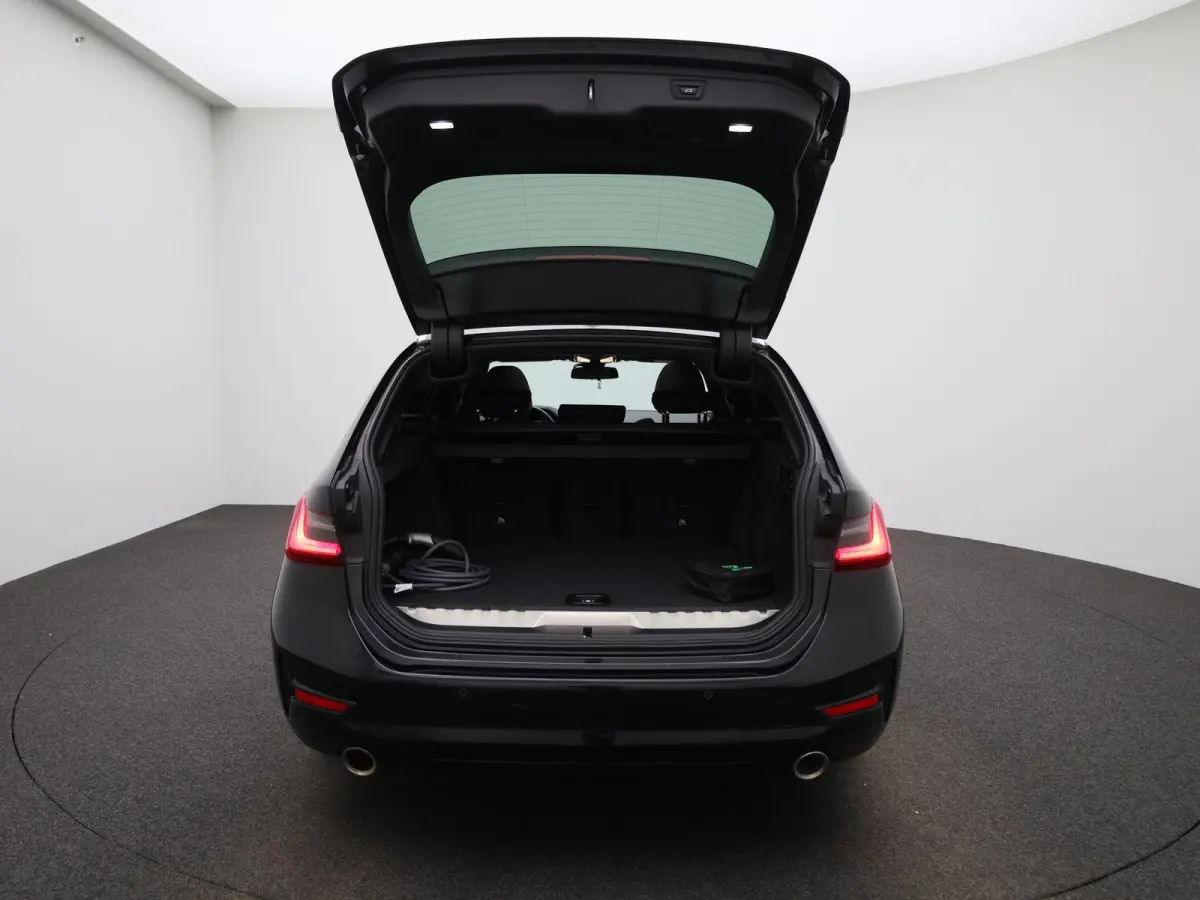 320e Business Edition Plus | Automaat | LMV | Navigatie | Schuifdak | Stoel verwarming | Virtual cockpit | Leder | Parkeer sensoren | Elec. achterklep | Virtual cockpit | Camera | Climate co