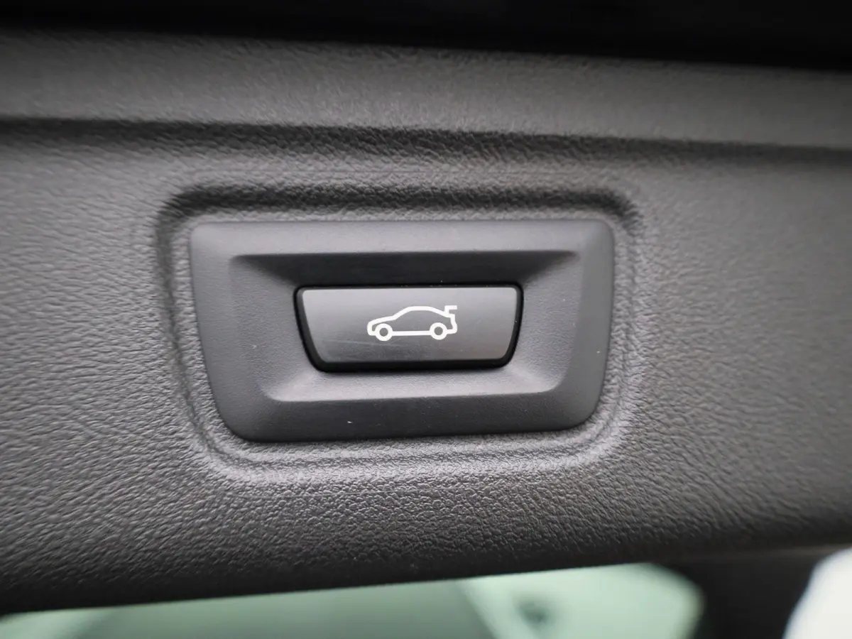 320e Business Edition Plus | Automaat | LMV | Navigatie | Schuifdak | Stoel verwarming | Virtual cockpit | Leder | Parkeer sensoren | Elec. achterklep | Virtual cockpit | Camera | Climate co