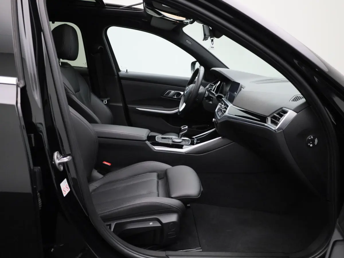 320e Business Edition Plus | Automaat | LMV | Navigatie | Schuifdak | Stoel verwarming | Virtual cockpit | Leder | Parkeer sensoren | Elec. achterklep | Virtual cockpit | Camera | Climate co