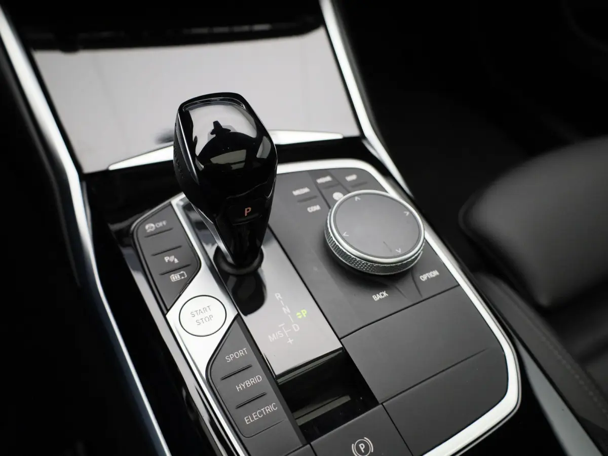 320e Business Edition Plus | Automaat | LMV | Navigatie | Schuifdak | Stoel verwarming | Virtual cockpit | Leder | Parkeer sensoren | Elec. achterklep | Virtual cockpit | Camera | Climate co