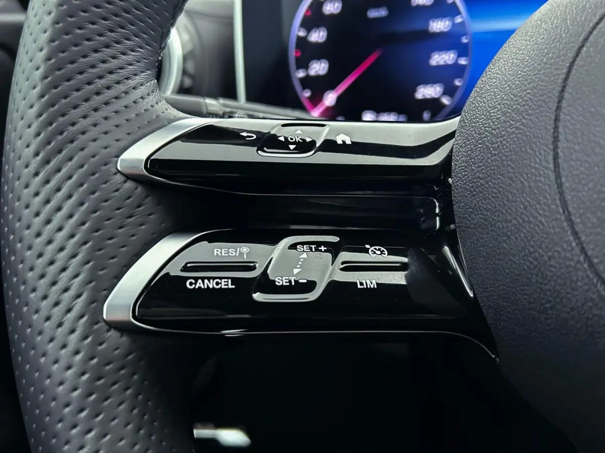180 AMG Line | Automaat | Navigatie | Apple Carplay / Android Auto | Alcantara | Camera | Virtual Cockpit | Stoelverwarming | Cruise Control | Lichtmetalen AMG Velgen | Lage km stand