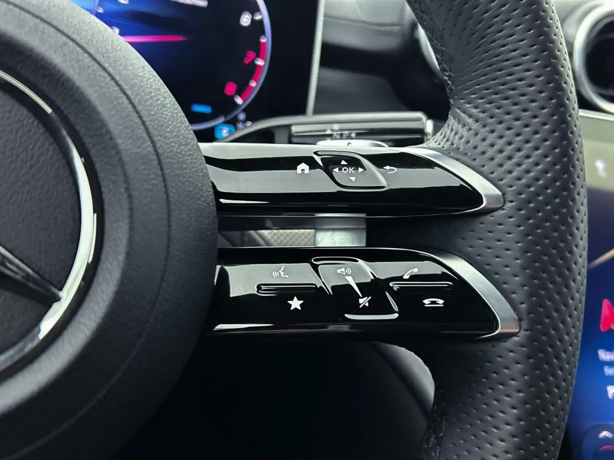 180 AMG Line | Automaat | Navigatie | Apple Carplay / Android Auto | Alcantara | Camera | Virtual Cockpit | Stoelverwarming | Cruise Control | Lichtmetalen AMG Velgen | Lage km stand
