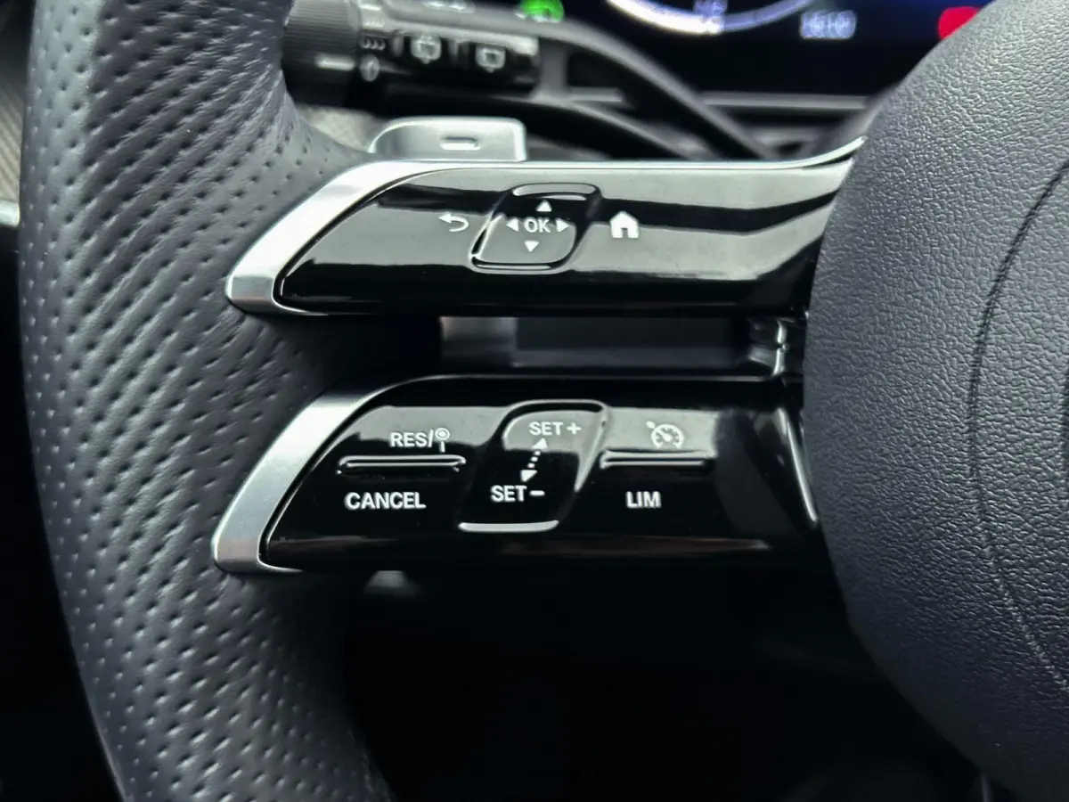 180 AMG Line | Automaat | Navigatie | Apple Carplay / Android Auto | Alcantara | Camera | Virtual Cockpit | Stoelverwarming | Cruise Control | Lichtmetalen AMG Velgen | Lage km stand