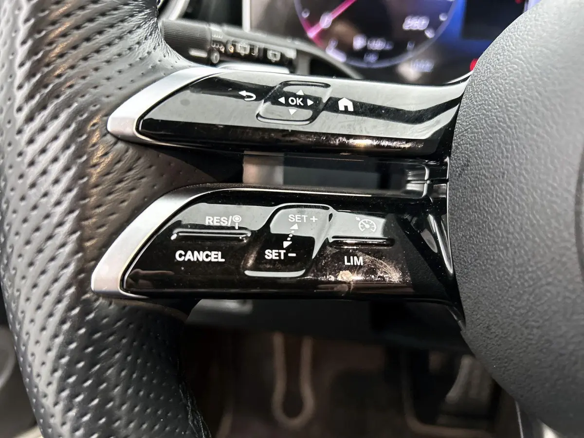 180 AMG Line | Automaat | Navigatie | Apple Carplay / Android Auto | Alcantara | Camera | Virtual Cockpit | Stoelverwarming | Cruise Control | Lichtmetalen AMG Velgen | Lage km stand