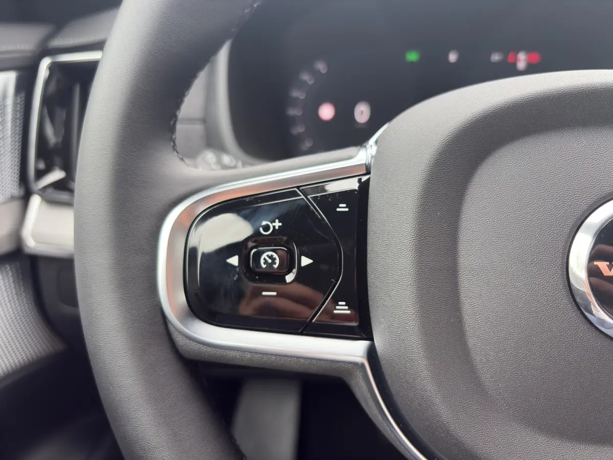 Ultra Black Edition 2.0 T8 Plug-In Hybrid AWD | Bowers & Wilkins | Luchtvering | Full LED Verlichting | Schuifkanteldak | Adap. cruise control |