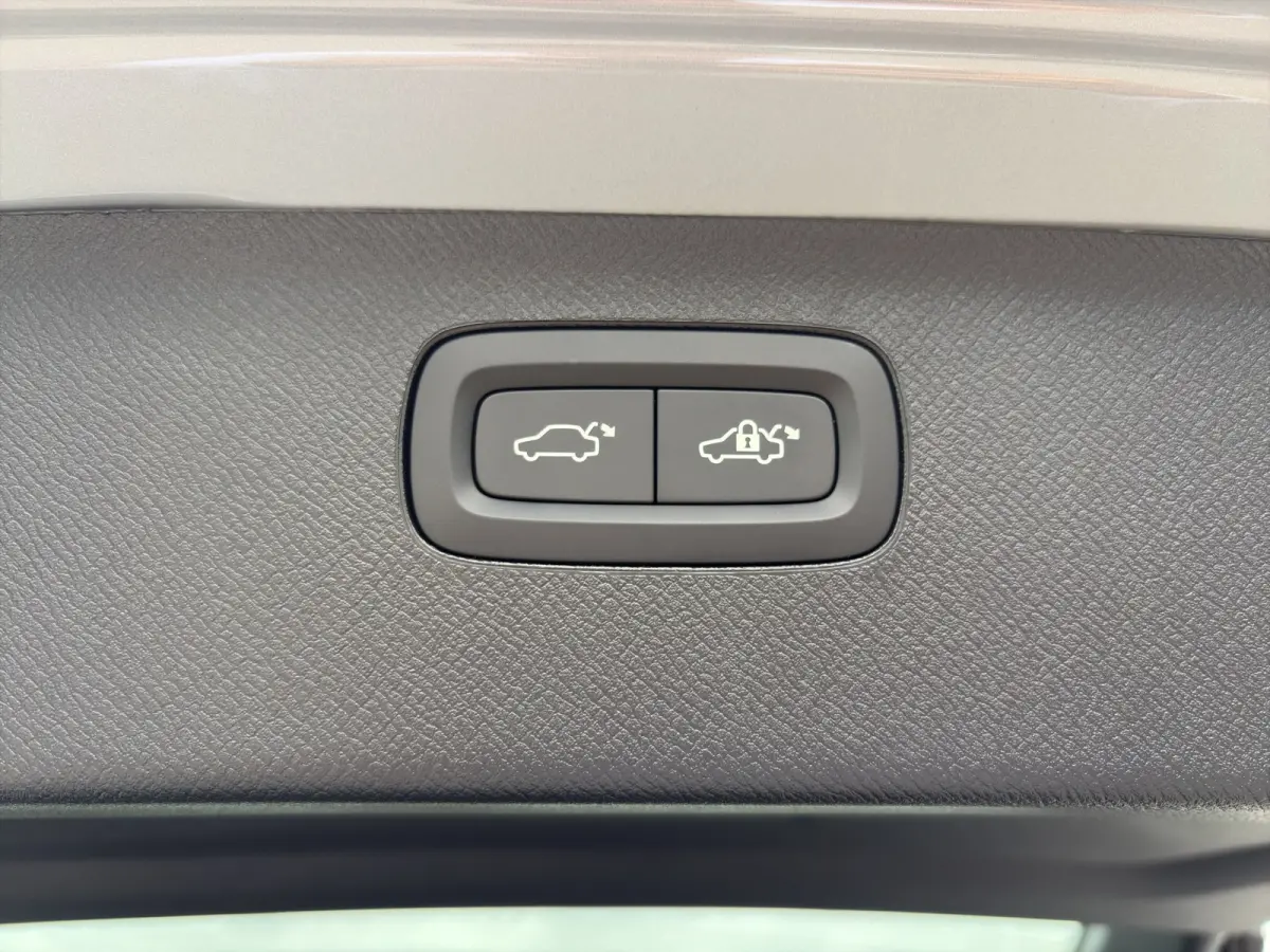 Ultra Black Edition 2.0 T8 Plug-In Hybrid AWD | Bowers & Wilkins | Luchtvering | Full LED Verlichting | Schuifkanteldak | Adap. cruise control |