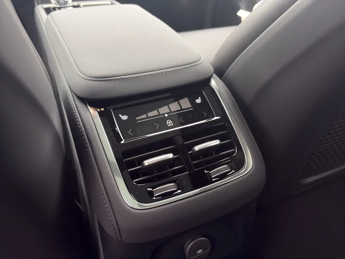 Ultra Black Edition 2.0 T8 Plug-In Hybrid AWD | Bowers & Wilkins | Luchtvering | Full LED Verlichting | Schuifkanteldak | Adap. cruise control |