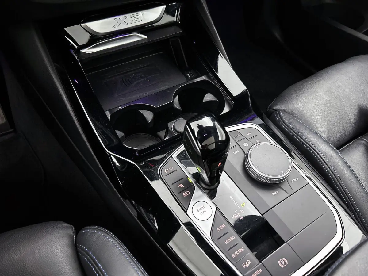 xDrive30e High Executive | M-SPORT | PANORAMADAK | HARMAN KARDON | HEAD-UP | CAMERA | LEER