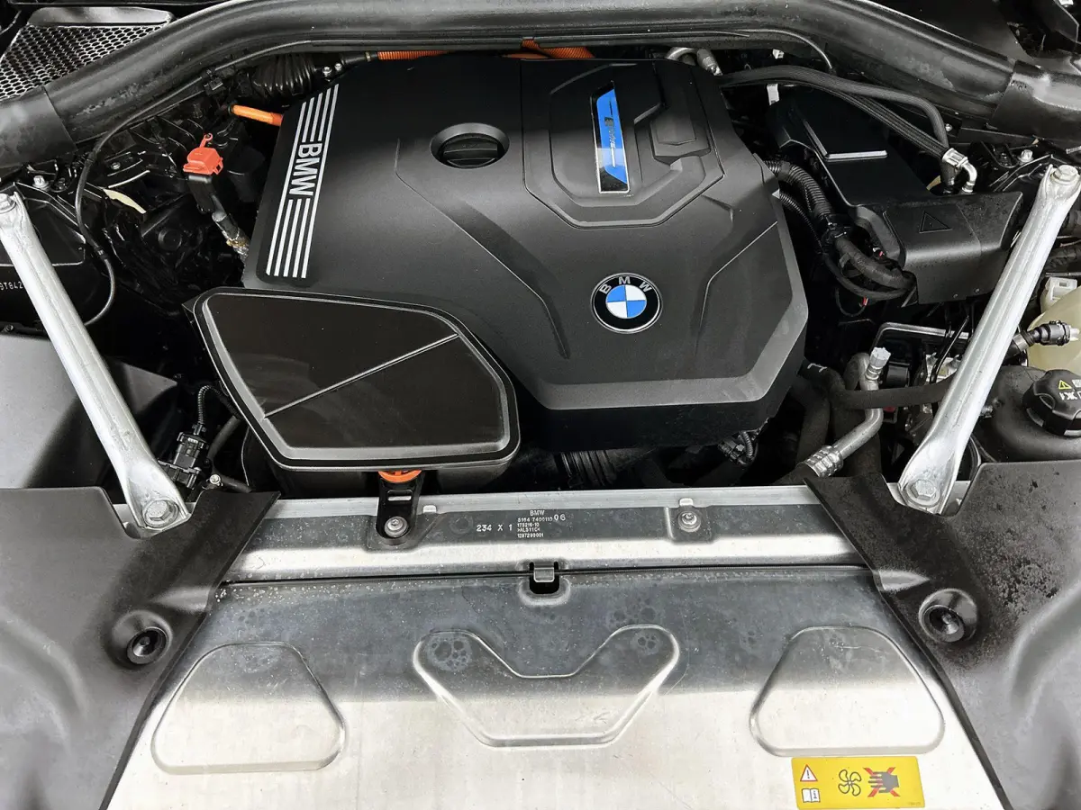 xDrive30e High Executive | M-SPORT | PANORAMADAK | HARMAN KARDON | HEAD-UP | CAMERA | LEER