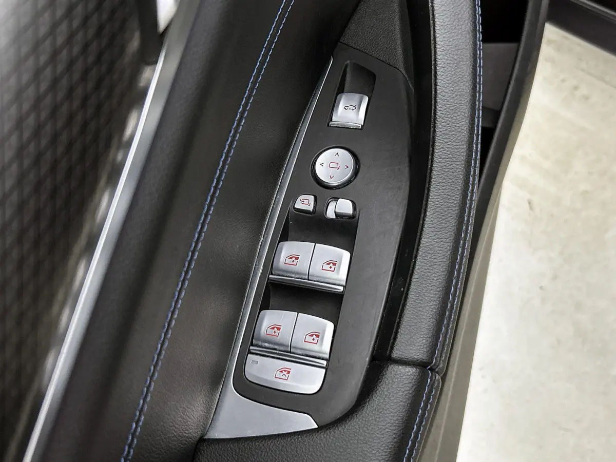 xDrive30e High Executive | M-SPORT | PANORAMADAK | HARMAN KARDON | HEAD-UP | CAMERA | LEER