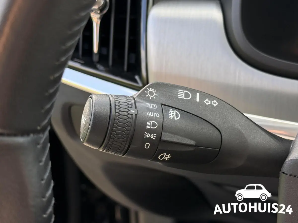 2.0 T4 Momentum TREKHAAK|KEYLESS|PILOT-ASSIST|LED|LEDER
