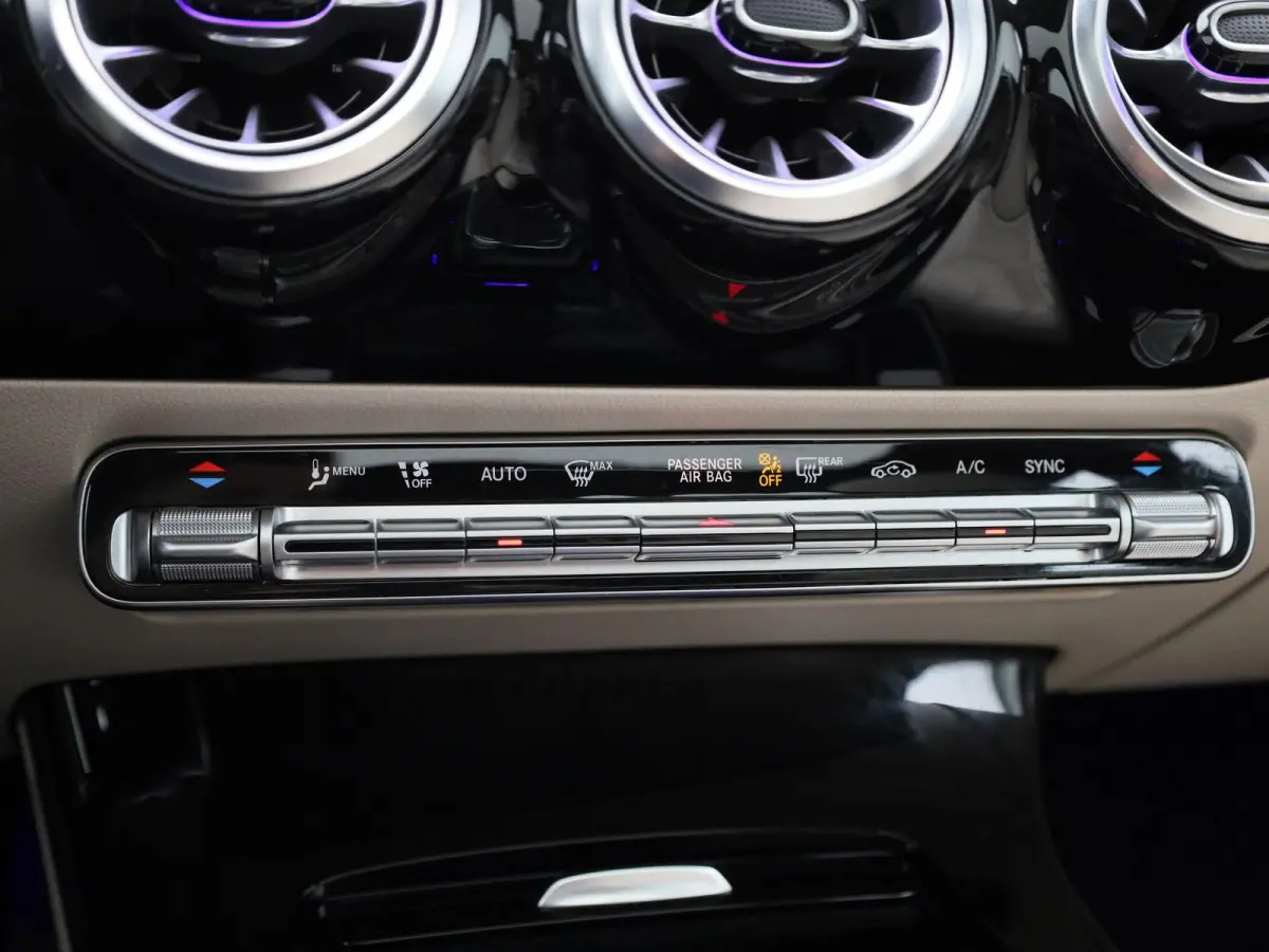 200 Business Solution | Automaat | Panoramadak | Apple Carplay / Android Auto | Stoelverwarming | Sfeerverlichting | Leder | Camera | Parkeer sensoren | Navigatie | Virtual cockpit | Lichtme
