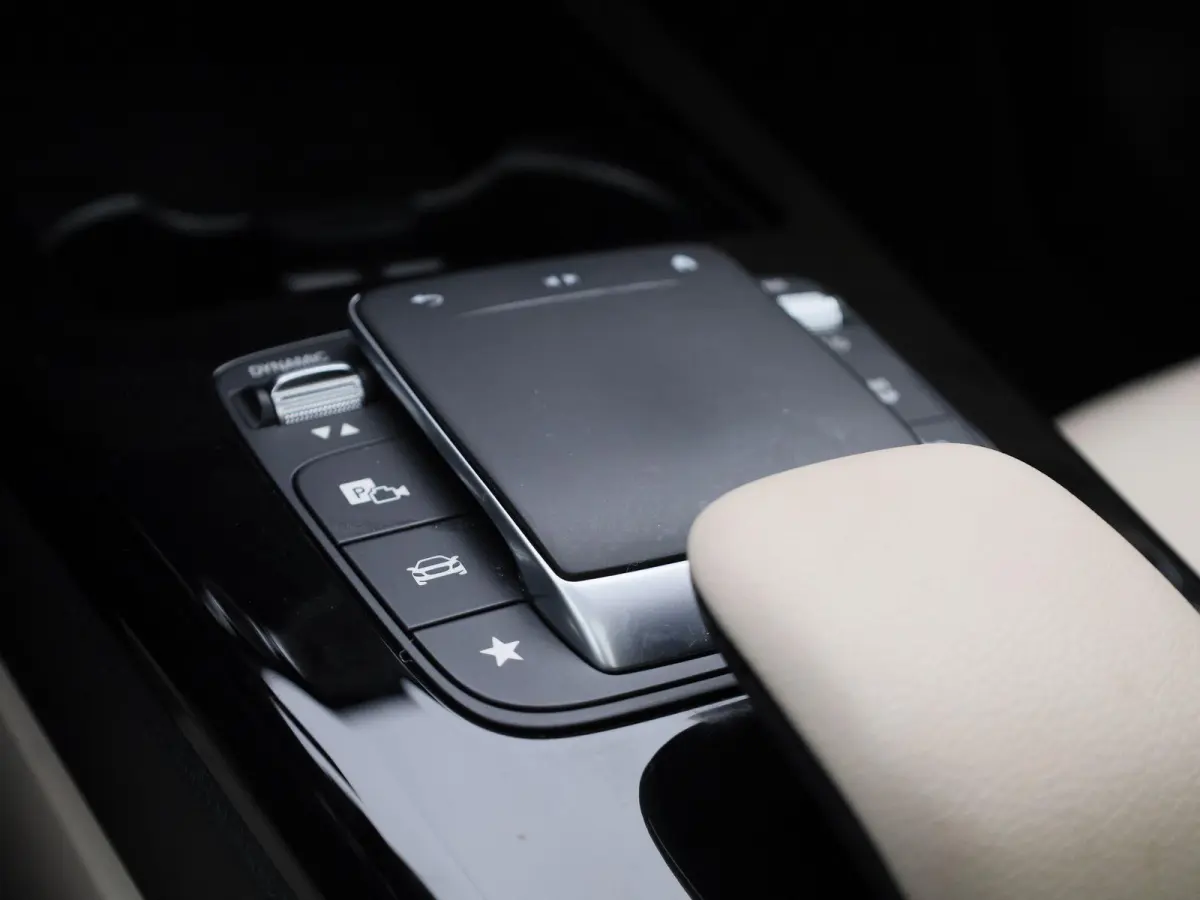 200 Business Solution | Automaat | Panoramadak | Apple Carplay / Android Auto | Stoelverwarming | Sfeerverlichting | Leder | Camera | Parkeer sensoren | Navigatie | Virtual cockpit | Lichtme