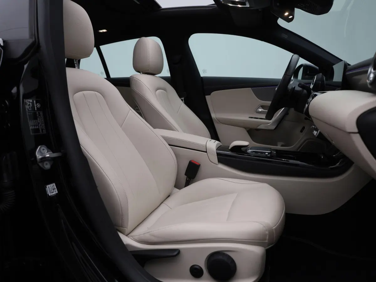 200 Business Solution | Automaat | Panoramadak | Apple Carplay / Android Auto | Stoelverwarming | Sfeerverlichting | Leder | Camera | Parkeer sensoren | Navigatie | Virtual cockpit | Lichtme