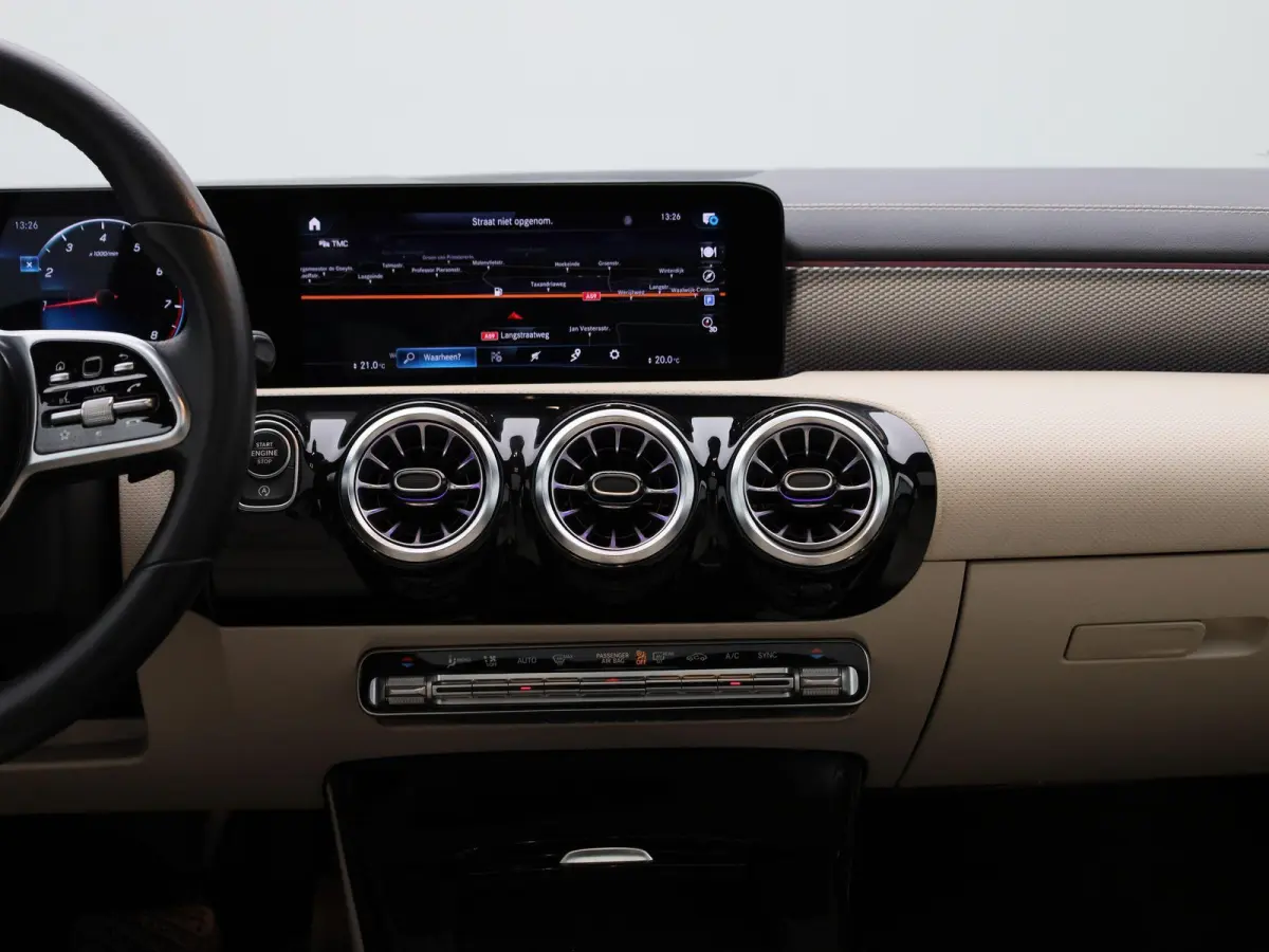 200 Business Solution | Automaat | Panoramadak | Apple Carplay / Android Auto | Stoelverwarming | Sfeerverlichting | Leder | Camera | Parkeer sensoren | Navigatie | Virtual cockpit | Lichtme