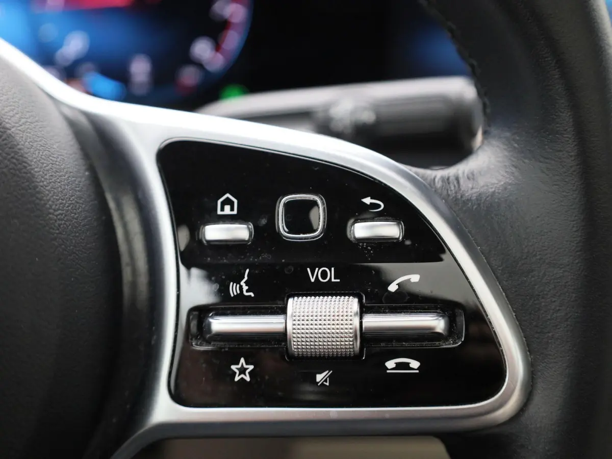 200 Business Solution | Automaat | Panoramadak | Apple Carplay / Android Auto | Stoelverwarming | Sfeerverlichting | Leder | Camera | Parkeer sensoren | Navigatie | Virtual cockpit | Lichtme