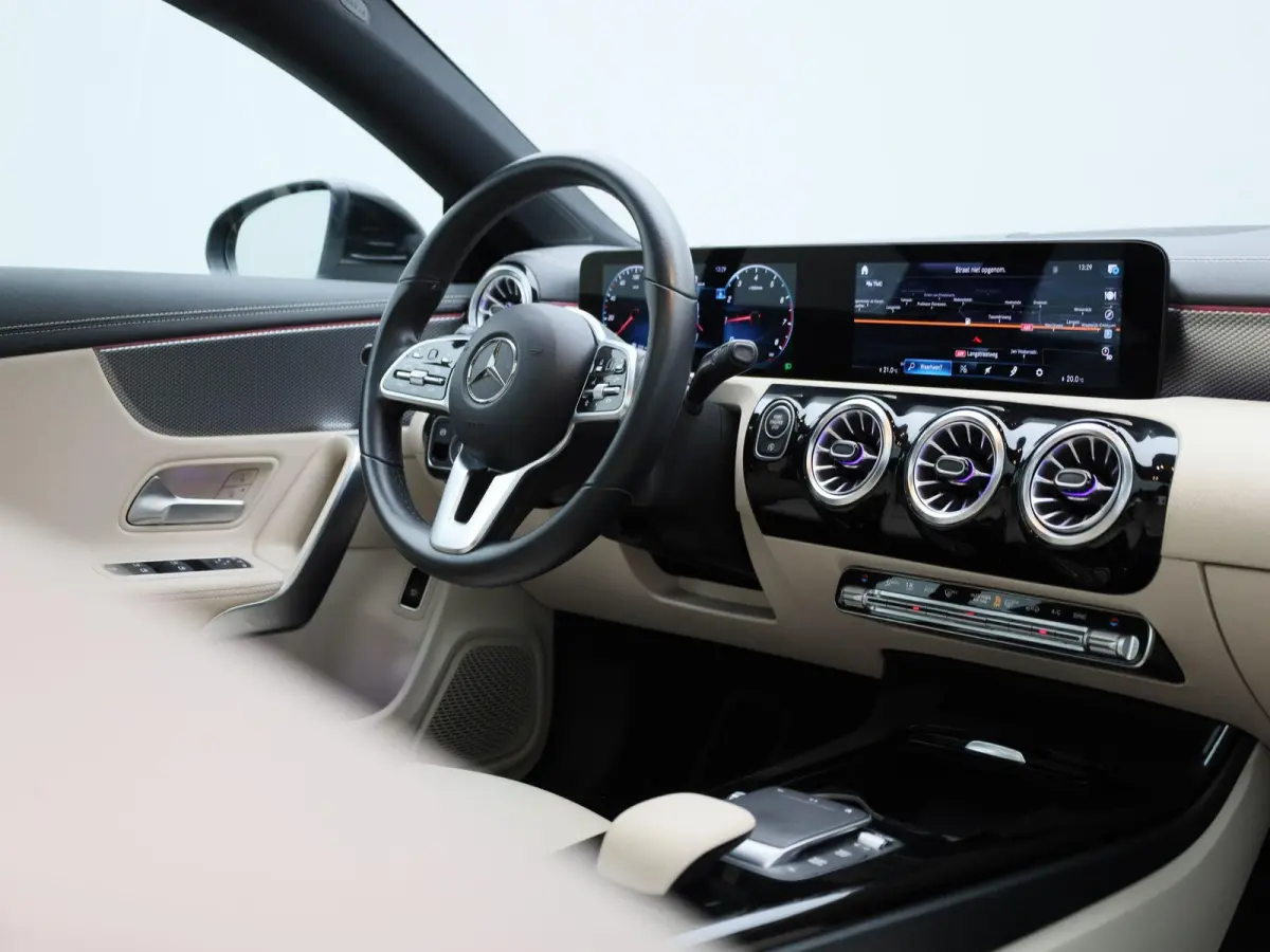 200 Business Solution | Automaat | Panoramadak | Apple Carplay / Android Auto | Stoelverwarming | Sfeerverlichting | Leder | Camera | Parkeer sensoren | Navigatie | Virtual cockpit | Lichtme